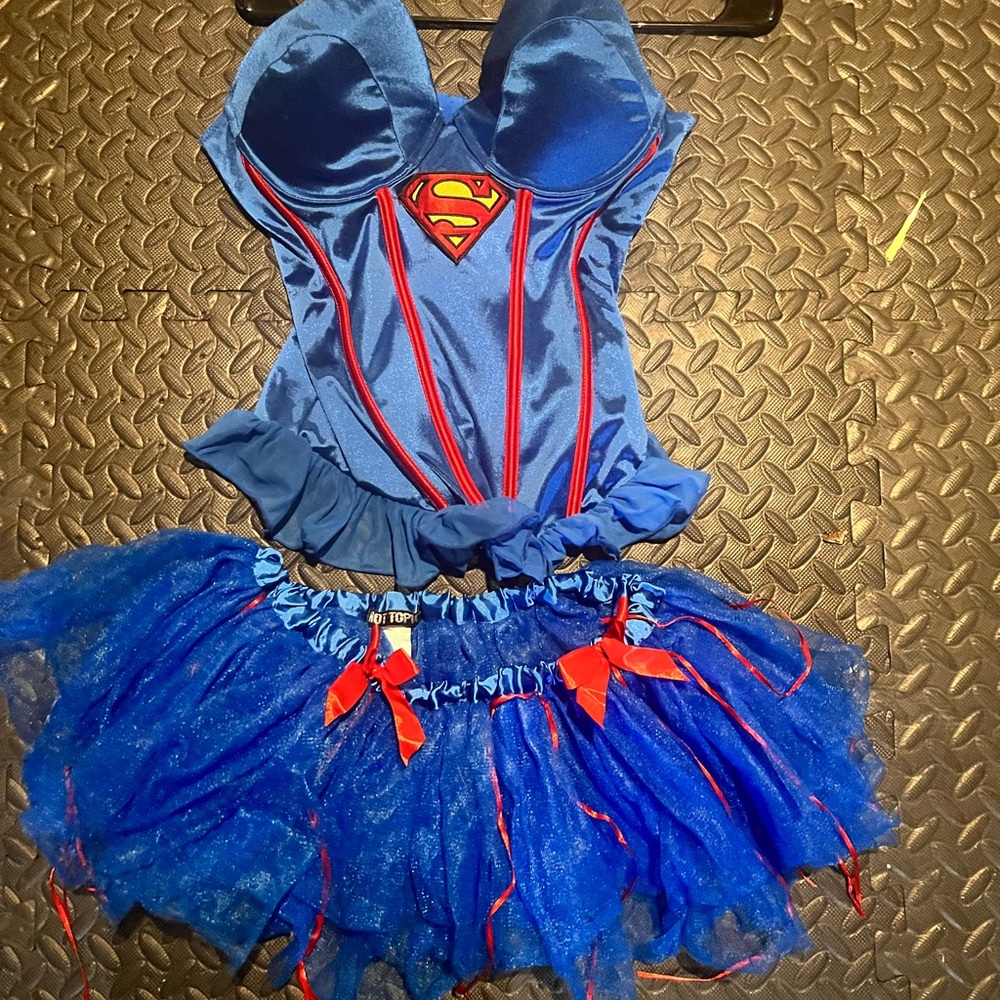 HOT TOPIC: Junior/young adult Supergirl HALLOWEEN 🎃 costume- bustier w/ skirt